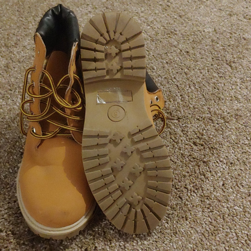 Boots - Picture 4 of 7